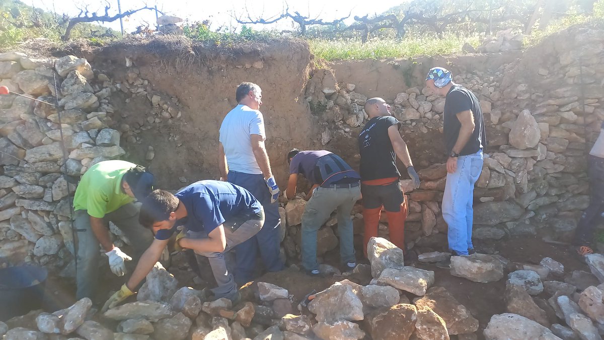 JardinersG's tweet photo. Aquest matí hem fet un curs de pedra seca al municipi de Ribes, a "El Corral d'en Pujol".
Moltes gràcies a l'Associació de Pedra Seca del Garraf per cuidar-nos i fer d'aquest curs una experiència entrenyable tot recuperant l'entorn de la comarca i a tothom qui hi ha assistit! https://t.co/AH9jAbyers