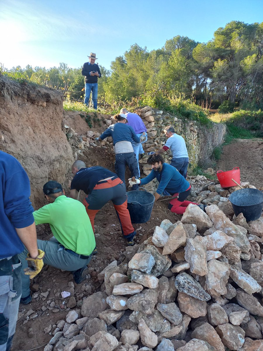JardinersG's tweet photo. Aquest matí hem fet un curs de pedra seca al municipi de Ribes, a "El Corral d'en Pujol".
Moltes gràcies a l'Associació de Pedra Seca del Garraf per cuidar-nos i fer d'aquest curs una experiència entrenyable tot recuperant l'entorn de la comarca i a tothom qui hi ha assistit! https://t.co/AH9jAbyers