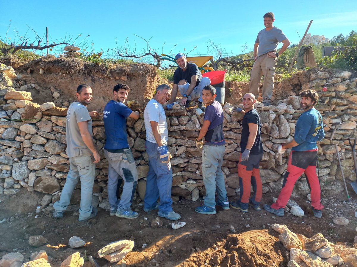 Aquest matí hem fet un curs de pedra seca al municipi de Ribes, a "El Corral d'en Pujol".
Moltes gràcies a l'Associació de Pedra Seca del Garraf per cuidar-nos i fer d'aquest curs una experiència entrenyable tot recuperant l'entorn de la comarca i a tothom qui hi ha assistit!