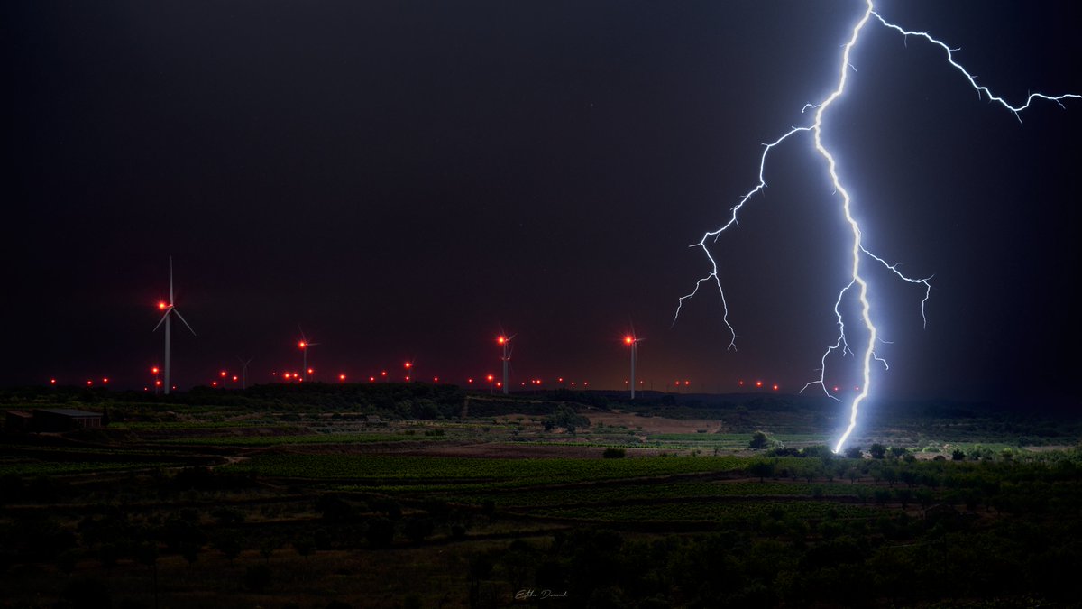 EstebanDomnech's tweet photo. great lightning
#lightning #batea #aerogenerator https://t.co/JtxEDHvRWU