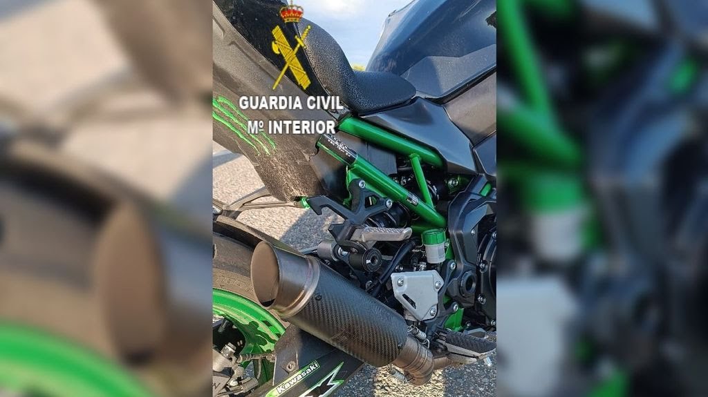 bombertin_GT's tweet photo. Ufff que #ligada te han pegado amigo con un #sistema manual para inclinar la #matrícula en la #moto.....
#Requiem por el #multazo ..😫💰⤵️
https://t.co/HIOan2sCxa https://t.co/MuGdydT96y