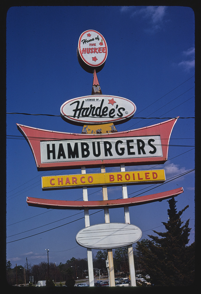 oxfordamerican's tweet image. “This was my father’s awkward way of bonding. We didn’t play sports, we didn’t fish. We went to Hardee’s.” — Paul Reyes in “Through the Past, (Sort Of) Darkly,” from #Issue49. 

oxfordamerican.org/magazine/issue…

Photograph by John Margolies. Courtesy Library of Congress