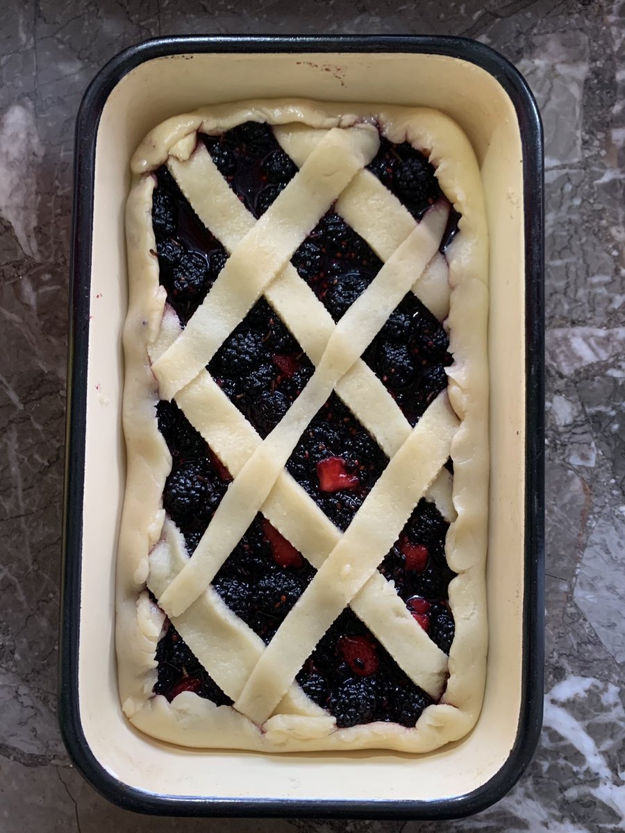 tayloresmia's tweet photo. fui a juntar moras al arbol e hice una tarta en vez de estudiar para el recuperatorio de matemáticas solo soy una chica https://t.co/unB3pjGYyb