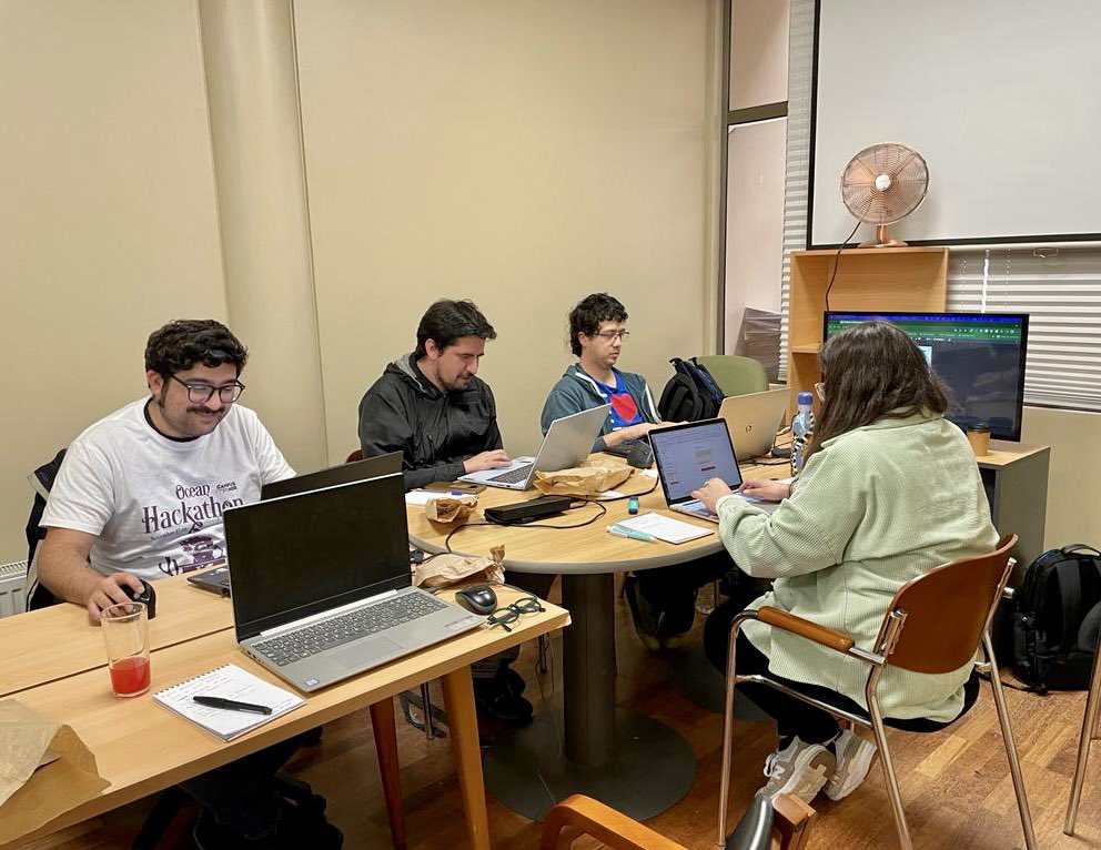 inria_chile's tweet photo. ¡Seguimos con la #OceanHackChile🌊 2023 en la @udeconcepcion! 

Hoy, los 4 equipos siguen trabajando contra reloj ⏳ para desarrollar sus soluciones y responder a la temática “Océanos en Riesgo”🐟🐙. 

Mañana, los equipos presentarán un pitch frente al jurado del #OceanHack🌊 https://t.co/BHDbDhwbxf