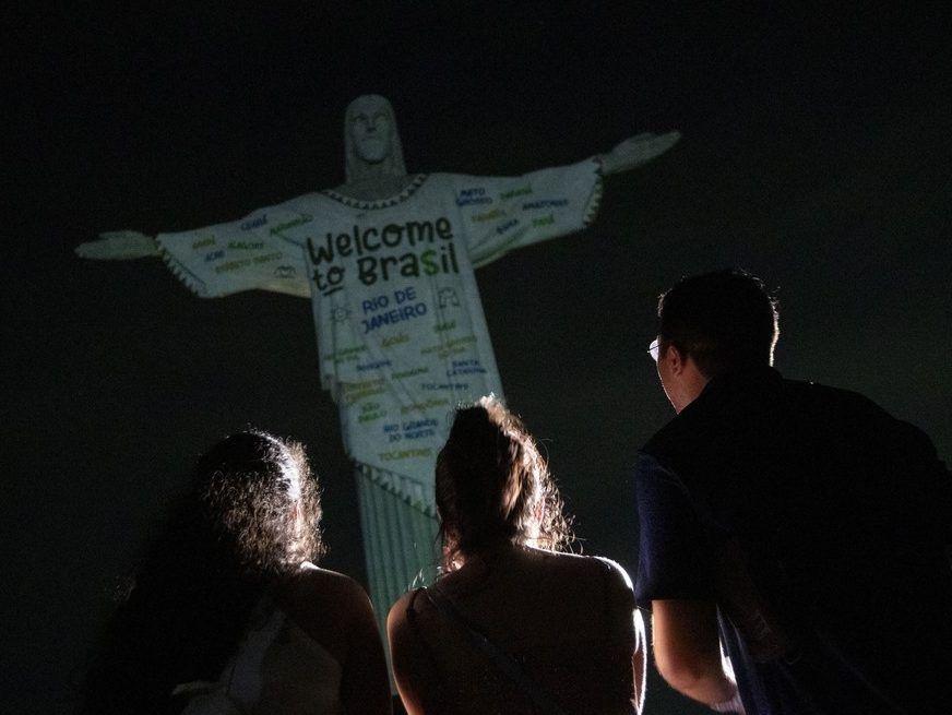 Taylor Swift fan dies at Rio concert as fans complain about high temperatures and lack of water edmontonsun.com/entertainment/…