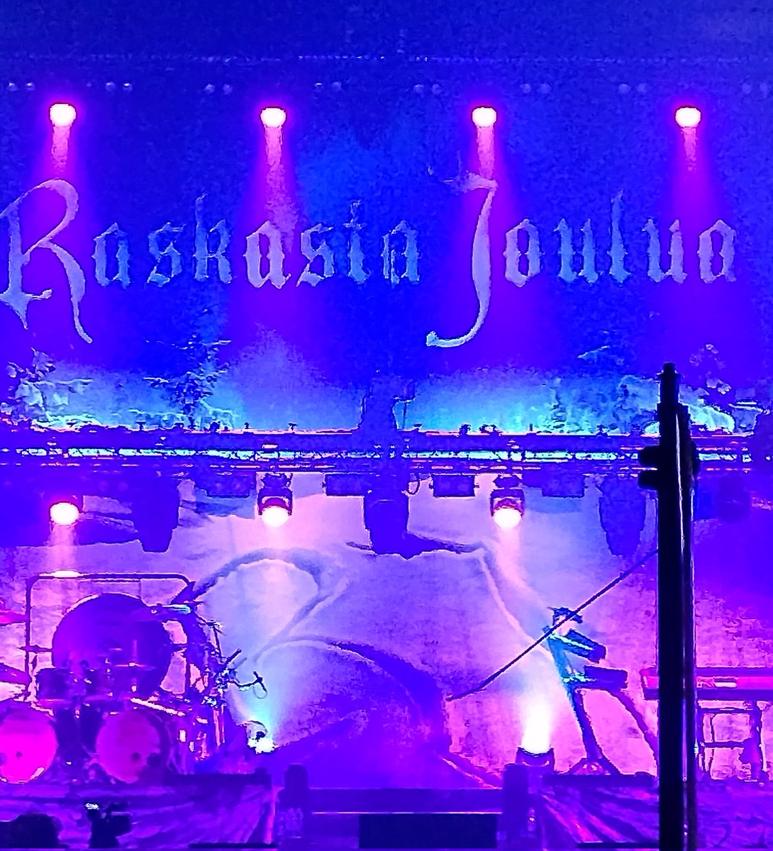 Mie78's tweet photo. 10th anniversary of mine &amp; sisters' annual weekend together. This time some Xmas songs in heavy style. 🤩
#SistersWeekend #RaskastaJoulua #HeavyXmas https://t.co/u9H1yeeF9B