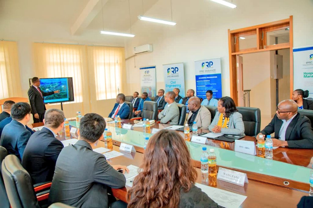 MusanzeDistrict's tweet photo. Guverineri wa @RwandaNorth @gahundemaurice arikumwe na Meya w' Agateganyo w' Akarere @HBizimana na Ambasaderi  wa @ChinaEmbinRW batashye ku mugaragaro Laburatwari 5 muri @IPRCMusanze  zuzuye ku nkunga y' Ubushinwa zifite ibikoresho bizifashishwa n' abanyeshuri mu bushakashatsi. https://t.co/jodYNBZIHt