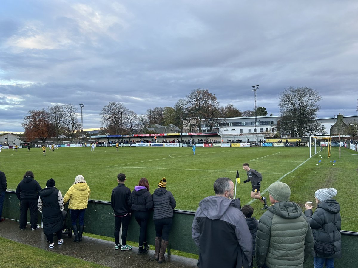 tourotterraces's tweet photo. Highland League Local Derby.

@NairnCounty v Forres Mechanics.

Tungsten tussle between two stalwarts of the Highland league scene.

Looks majestic under the lights 📸 

Credit: @stewmacd1985 https://t.co/KhkBfHJaAC