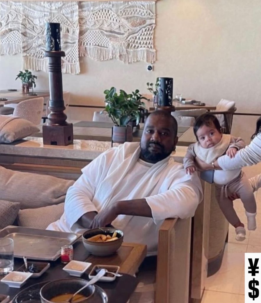 RapMais's tweet photo. 🚨 Kanye West hoje com um filho de um fã, na Arábia Saudita https://t.co/5TQaSnRdP7