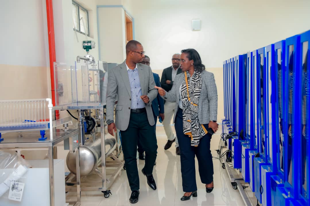 MusanzeDistrict's tweet photo. Guverineri wa @RwandaNorth @gahundemaurice arikumwe na Meya w' Agateganyo w' Akarere @HBizimana na Ambasaderi  wa @ChinaEmbinRW batashye ku mugaragaro Laburatwari 5 muri @IPRCMusanze  zuzuye ku nkunga y' Ubushinwa zifite ibikoresho bizifashishwa n' abanyeshuri mu bushakashatsi. https://t.co/jodYNBZIHt