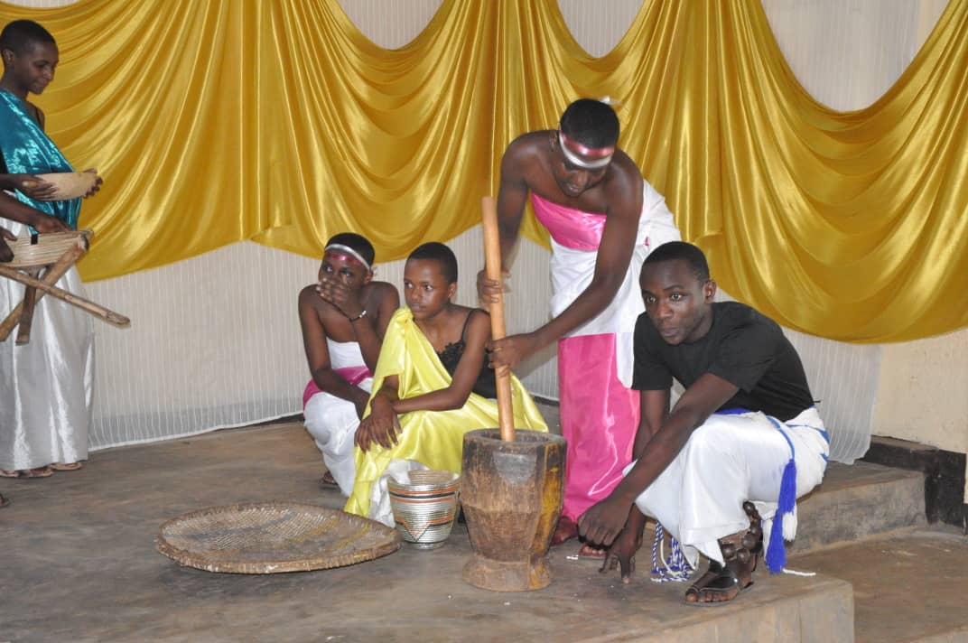 MarebaBugesera's tweet photo. Iyi nama Kandi yaranzwe no kugaragaza impano abana bifitemo Aho hibanzwe:
#imbyino Gakondo
#Gutarama bya kinyarwanda
#imirimo yo murugo yarangaga urubyiruko rwo hambere.
#umuco wo hambere wibanzweho cyane nka kimwe mubyo bigishwa n'abarezi babo. https://t.co/QgSEzkmNNo