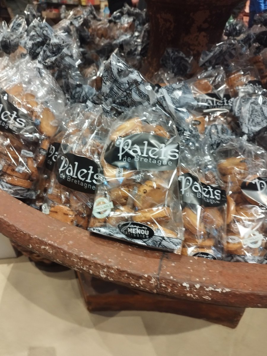 EarlCrechcariou's tweet image. Vue le temps 🌧️🌧️ petite sortie a plougonver (22) à la biscuiterie #MENOU  voir le musée des commerçants et s'approvisionner en gâteau breton et autres 😁 poke @SeverineAvisse  tu peux aller faire un tour 😉
