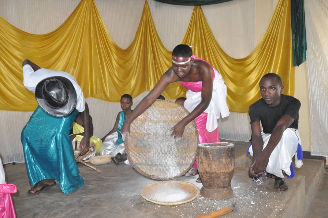 MarebaBugesera's tweet photo. Iyi nama Kandi yaranzwe no kugaragaza impano abana bifitemo Aho hibanzwe:
#imbyino Gakondo
#Gutarama bya kinyarwanda
#imirimo yo murugo yarangaga urubyiruko rwo hambere.
#umuco wo hambere wibanzweho cyane nka kimwe mubyo bigishwa n'abarezi babo. https://t.co/QgSEzkmNNo
