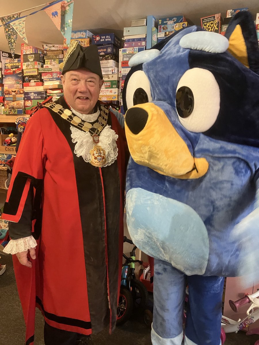With Bluey at Junction Road Archway celebrating the 10th anniversary of the opening of the Toy Project in the borough ⁦@IslingtonBC⁩ ⁦⁦@theTOYprojectuk⁩