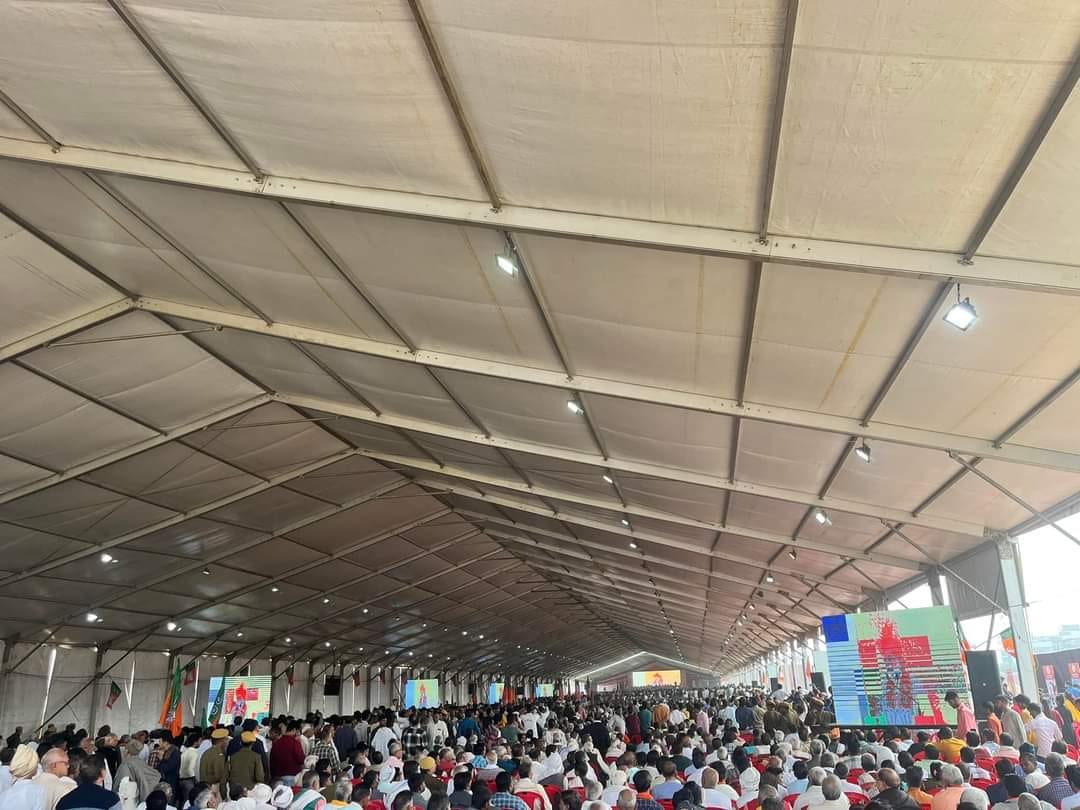 भरतपुर की 
“आगे की तस्वीर देखिए
पीछे की तस्वीर देखिए”

फिर आईने में ख़ुद को देखिए

यक़ीन मानिए, ख़ुद को देखकर dis-appointment होगा आपको ।