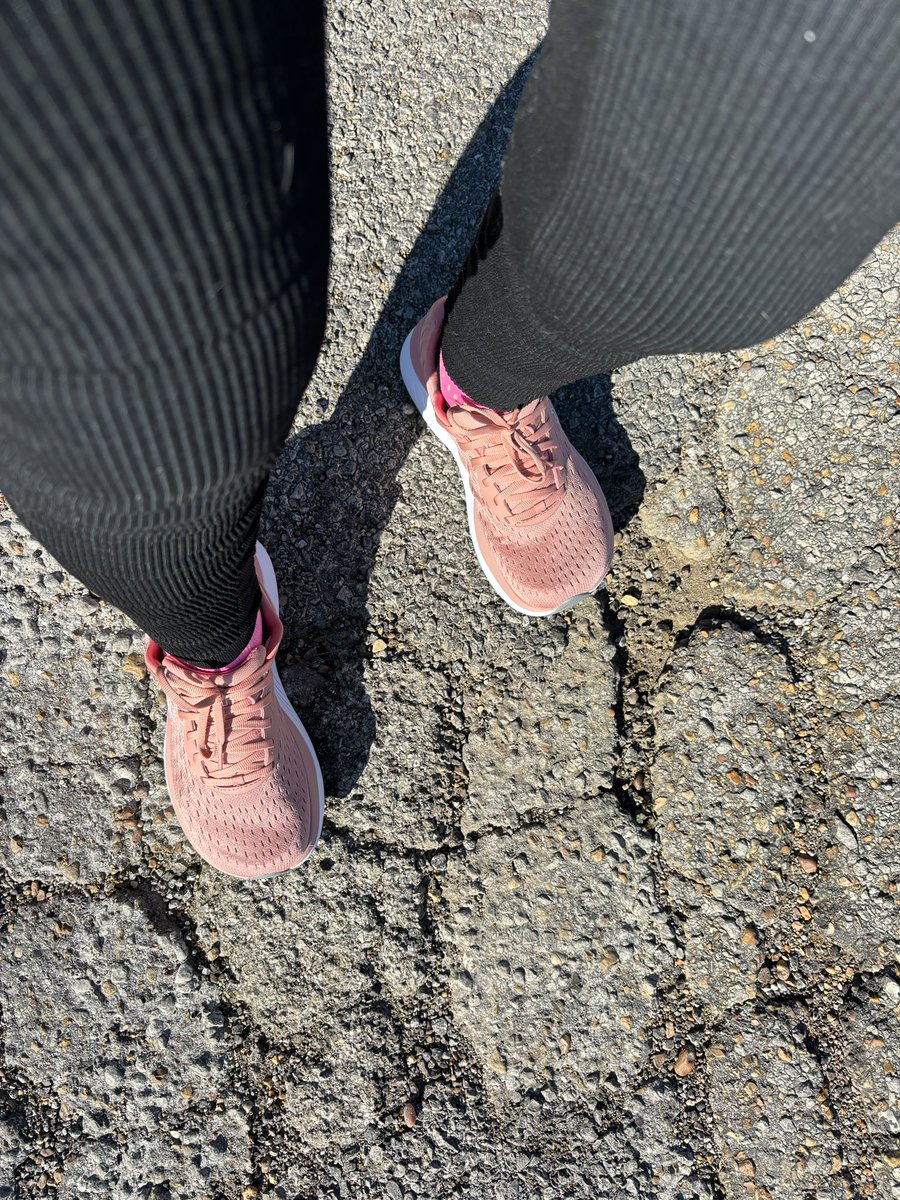 MelindaHoward4's tweet photo. Seen on today’s run:
Pretty new shoes 🤩
@topoathletic #Atmos #movebetternaturally #IRun4Aiden https://t.co/6aew4h0R62
