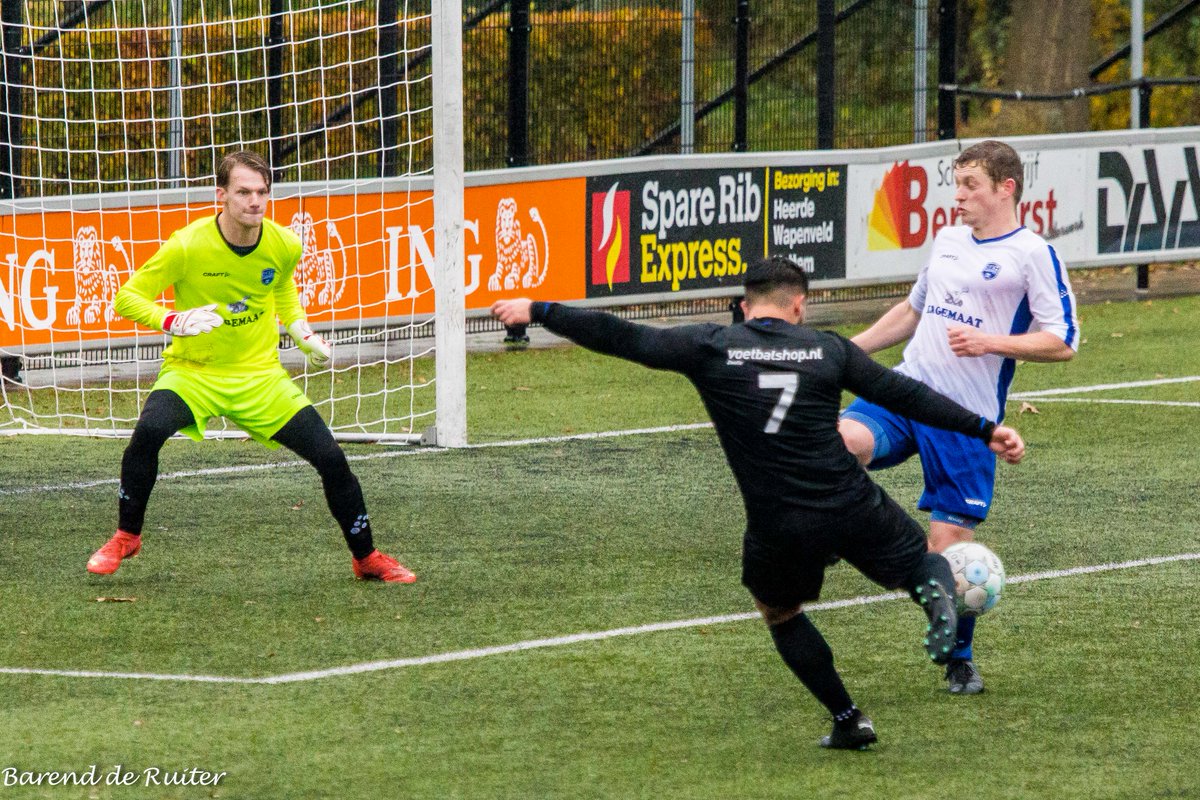 De kraker tussen SEH 1 en FC Ulu Spor is geëindigd in 1-1. Voor de Heerdenaren scoorde Rowin Moerenhout vlak voor tijd. Deze remise met alles erop en eraan was voor onze mannen voldoende voor de winst van de periode. Gefeliciteerd, SEH'ers! Later meer.

📸Barend de Ruiter
#sehulu