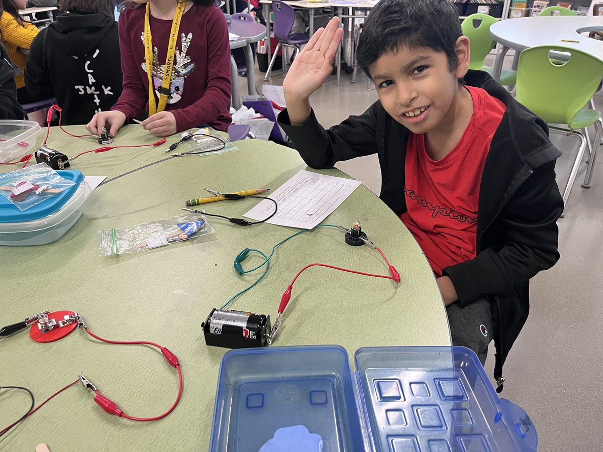 These 4th graders lit up with pride as we investigated electric circuits 💡
👦🏻: Now I can work with my dad! 
👩🏻‍🏫: One day! 
#roosontherise #resilient