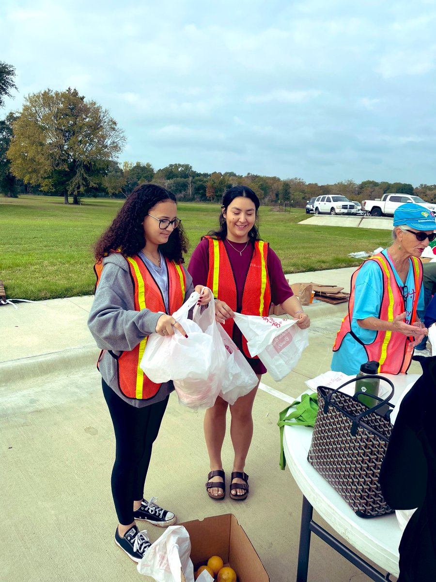 Ginger Carrabine (@gcarrabinebryan) on Twitter photo I’m #thankful for <a href="/Collegiate_BISD/">Bryan Collegiate HS</a> students and principal, Tommy Roberts, for volunteering to distribute food for the Food Bank on the Saturday of Thanksgiving Break! #BryanCollegiateHS #ServantLeaders #WeAreBryanISD I’m #thankful for <a href="/Collegiate_BISD/">Bryan Collegiate HS</a> students and principal, Tommy Roberts, for volunteering to distribute food for the Food Bank on the Saturday of Thanksgiving Break! #BryanCollegiateHS #ServantLeaders #WeAreBryanISD
