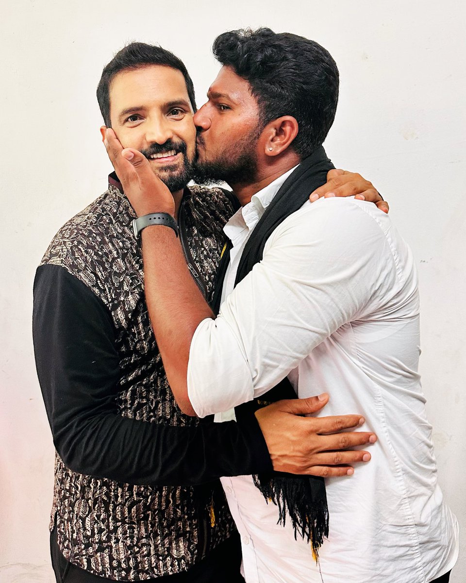 kuttyprem_vap's tweet photo. Today my annan Santaa❤ meet up #80sBuildupAudioLaunch #SANTA16 #Santhanam https://t.co/5pwpXM4dql