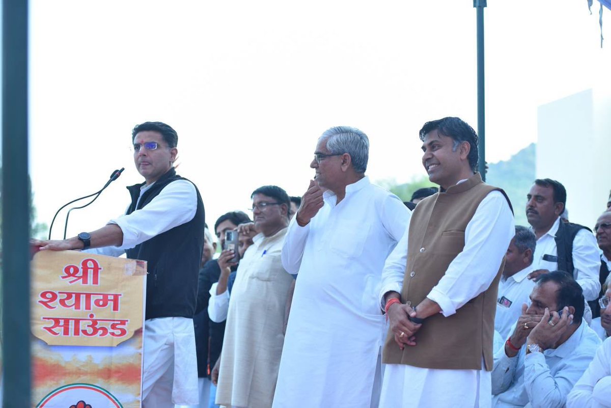 SachinPilot's tweet photo. नीम का थाना ने है ठाना
फिर कांग्रेस को विजयी बनाना।

कांग्रेस प्रत्याशी श्री सुरेश मोदी जी के समर्थन में विशाल जनसैलाब को संबोधित किया और कांग्रेस को विजयी बनाने की अपील की।
@sureshmodinkt https://t.co/y3bIu7NDQ8