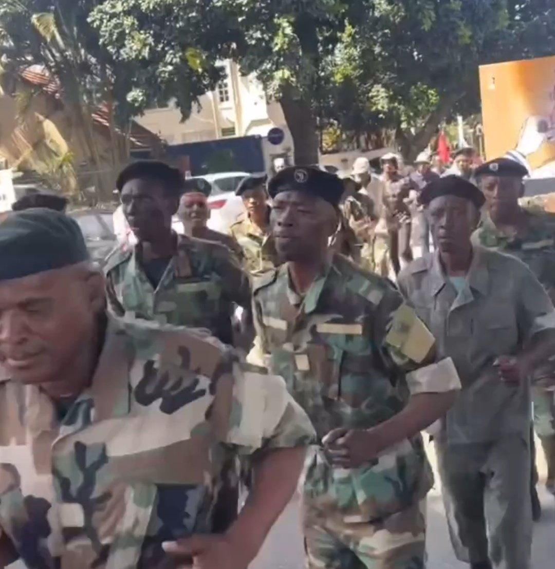 Mahdiyyaaaa's tweet image. Umkhonto we Sizwe, the former resistant fighters of South Africa, marched in solidarity with Palestine in a protest today 🫶🏼.