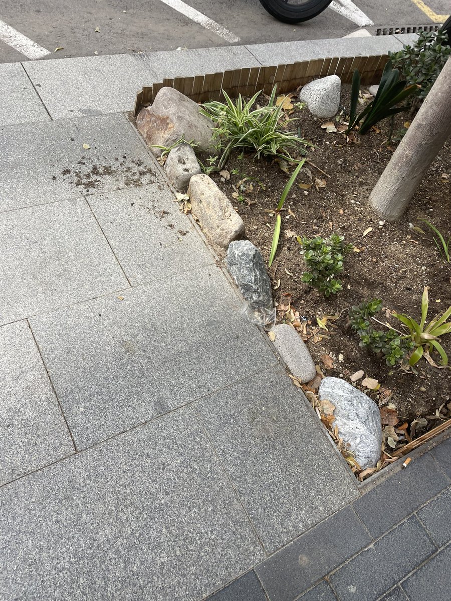 redreana's tweet photo. Fa una setmana, una senyora gran va acabat a l’hospital per culpa d’un escocell modificat. Aquí tenim exemples d’escocells a Poblenou amb materials perillosos com fustes, pedres i trosos de persianes. Quan acabarà aquesta bogeria? @bcn_ajuntament arriscant la vida dels vianants. https://t.co/vAGTE2W7rU