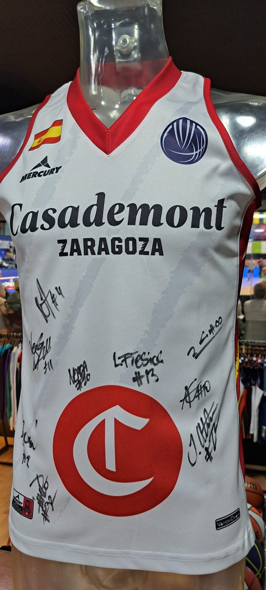 🚨SORTEO🚨

Sabéis eso que llegas un poco antes al trabajo y la plantilla del <a href="/casademontBZ/">Casademont Zaragoza</a> te firman una camiseta de la <a href="/EuroLeagueWomen/">EuroLeague Women</a>. 

Es lo que tiene estar a pie de campo del Magariños.

¡Así que la sorteamos!

🏀 Seguir a Madbasket.
🏀 Repostear esta publicación.
🏀 Hasta