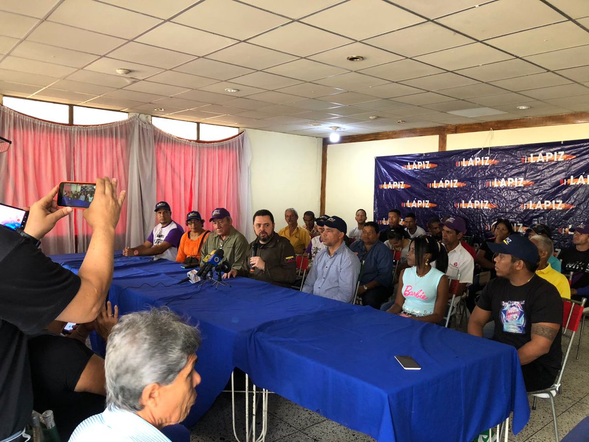 DeibyMeza's tweet photo. Hoy 18N Extraordinario Encuentro con los medios de comunicación del Dr. Antonio Ecarri el del #Lápiz en #Yaracuy. Reafirmando nuestra campaña #Educativa de cara al Referéndum del #03D.
@lapizyaracuy 
@LapizVenezuela 
@EricOndarroa https://t.co/LB2fgGwwlW