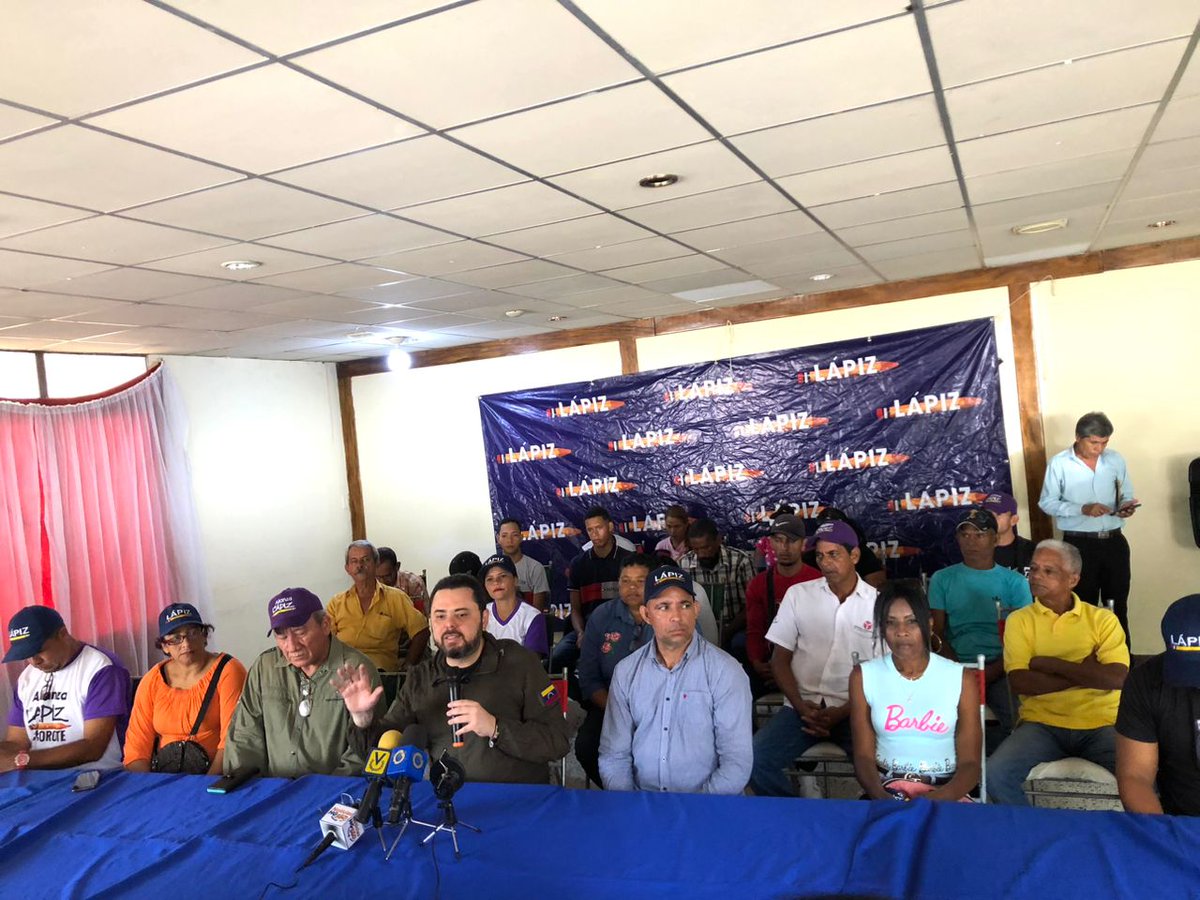 DeibyMeza's tweet photo. Hoy 18N Extraordinario Encuentro con los medios de comunicación del Dr. Antonio Ecarri el del #Lápiz en #Yaracuy. Reafirmando nuestra campaña #Educativa de cara al Referéndum del #03D.
@lapizyaracuy 
@LapizVenezuela 
@EricOndarroa https://t.co/LB2fgGwwlW