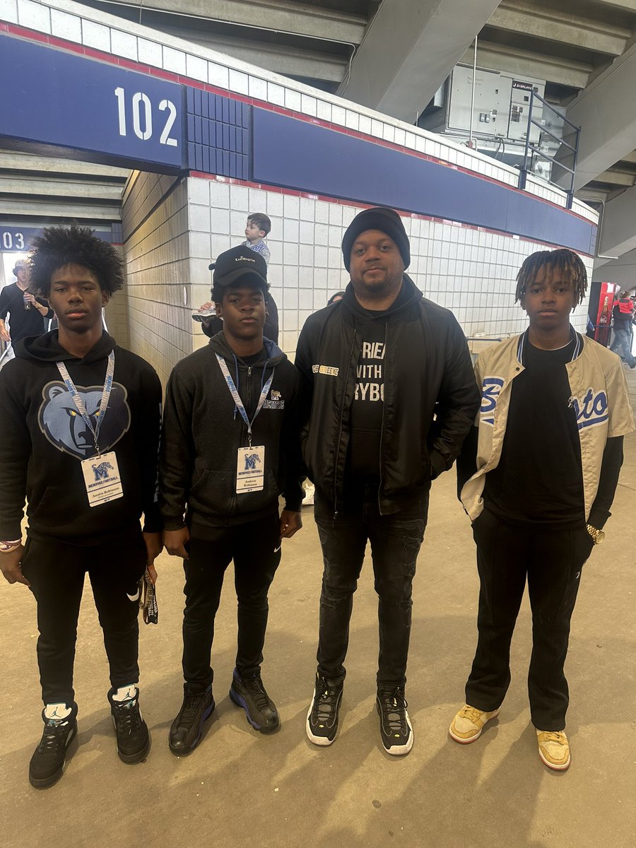 jmgreene7's tweet photo. @2028Drew @AP__2025 and Big Kaleb! #RespectTheHaven #GoldBallMiddle @SaulsberrySr https://t.co/Rltz1rlLOL