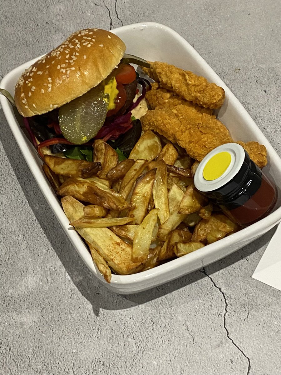 Kapowsauce's tweet photo. The kitchen is now closed…Homemade turkey purgers with usual extras (kabustion base).

Homemade chips &amp; crunchy nut cornflake chicken strips (sounds crazy 🤪 but level up)

#fakeaway #takeawayfood #homecooking #food #kapow #kapowsauce💥 #alwayswalkwiththesauce #kapowpurger https://t.co/Ph4SpQEQ4s