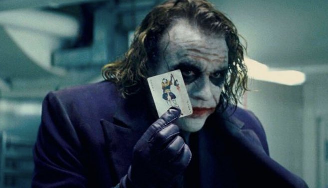 ThePhantomastic's tweet photo. En vista de la buena acogida de Batman Begins (2005), un servidor procede a contaros cosas de la segunda entrega de la trilogía de Christopher Nolan: El caballero oscuro (2008) 🧵🧵 https://t.co/vyi0ZemdD1
