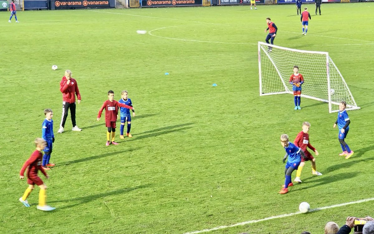 CommunityFCHT's tweet photo. ⚽️ 🏫 HALF TIME MATCH

The 2 schools at today’s game were @OldEarthSchool &amp; Sacred Heart.

Another entertaining match that resulted in Old Earth moving to the 1/4 final.

We hope both teams enjoyed the day &amp; playing on the Shay pitch

Thanks to @FCHTAcademy U16 Taylor for reffing https://t.co/JuEpvZk6XL