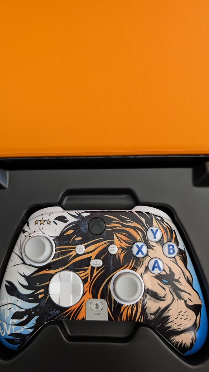 TruDan85's tweet photo. Just got my @CouRageJD #ScufInstinctPro and man o man is this a work of art... I cannot bring myself to use it, you think it looks good in pics, see it in real life... Bravo Jack! #TakeOver https://t.co/jBQZmMlzQc