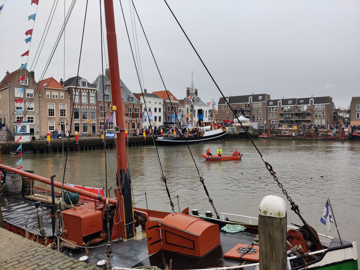 VlaardingseRB's tweet photo. Vandaag hebben onze lifeguards zowel de Sinterklaas intocht in Vlaardingen &amp; Maassluis begeleid.
Wij bedanken Reddingsbrigade 's-Gravenzande voor de ondersteuning in Maassluis. Tevens bedanken wij Shelter Security &amp; Services B.V. voor het faciliteren van de portofoons. https://t.co/GuRDc9X7UR