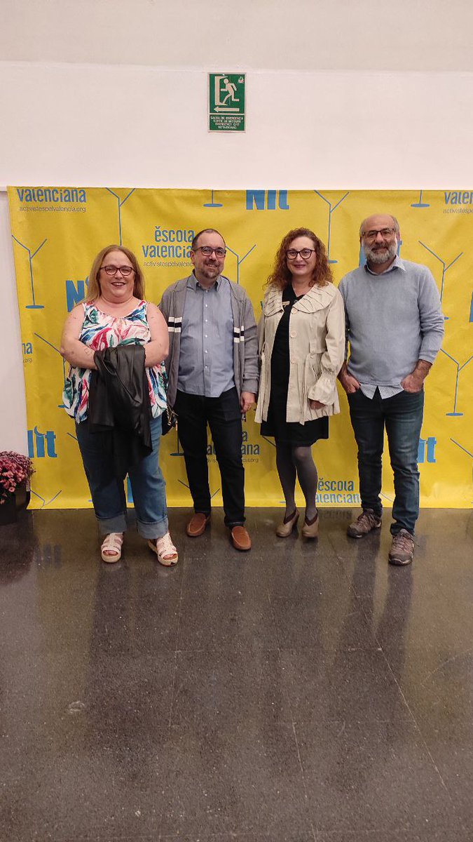 XeloValls's tweet photo. Com cada any, @educacio_ccoopv i @ccoopv  participem de la celebració de la Nit d @escolatv 
Les sinergies i la lluita col.lectiva per la nostra llengua, per la nostra cultura són necessàries. Quan hi ha foscor, més que mai.
Siguem 🕯💡🔦🪔
Seguim endavant ✊ https://t.co/fROVP2gYo5