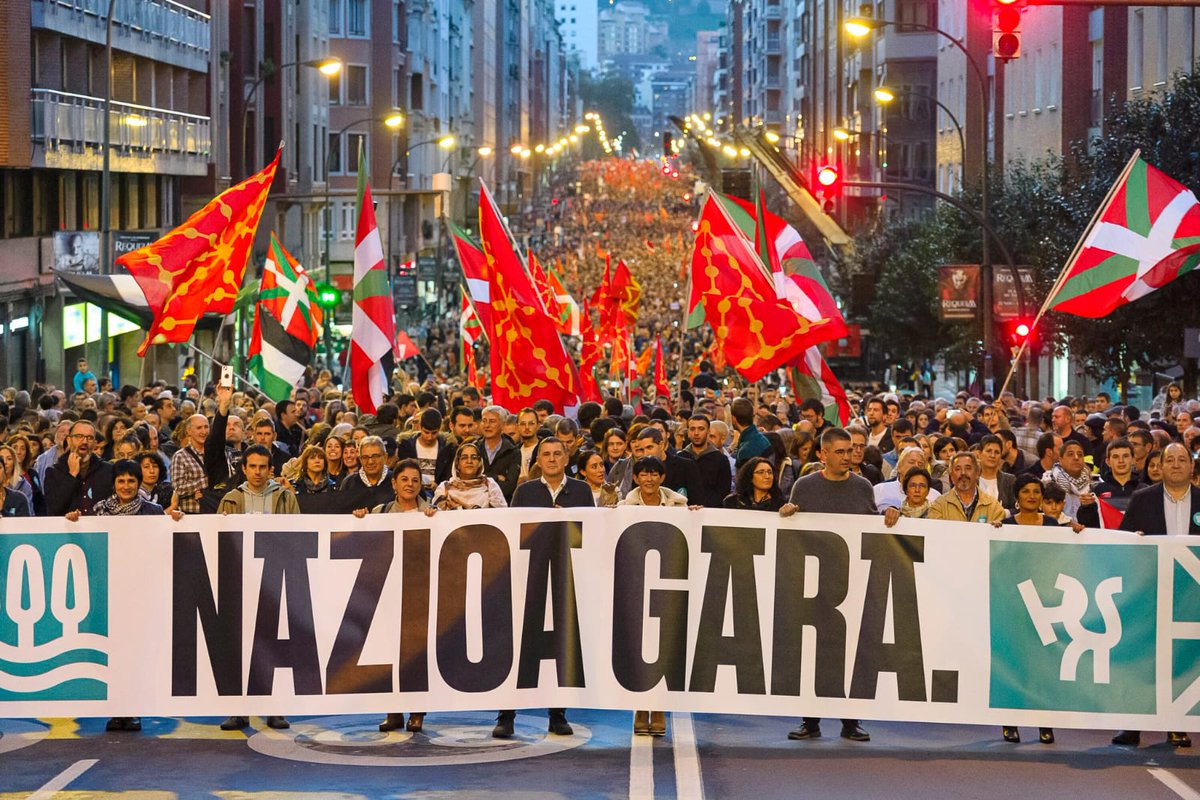 esquerrapv's tweet photo. Participem en la manifestació  #NazioaGara convidats per @ehbildu
i compartim fil per randa les paraules d'@ArnaldoOtegi "Les aliances entre les forces sobiranistes han de ser la clau que ens òbriga la porta cap a la llibertat en el  cicle polític que s'enceta ara a l'Estat" https://t.co/uBqzpJYVdH