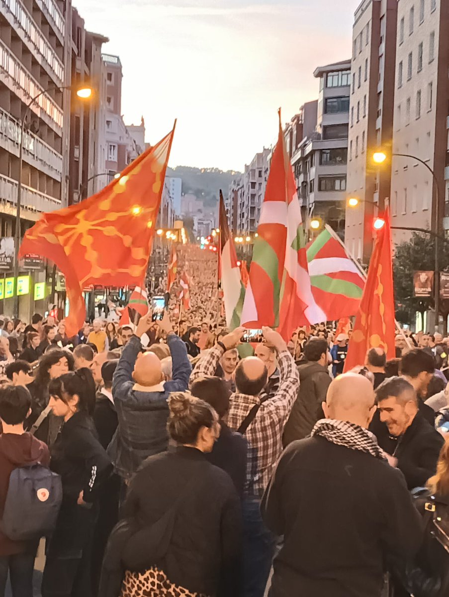 esquerrapv's tweet photo. Participem en la manifestació  #NazioaGara convidats per @ehbildu
i compartim fil per randa les paraules d'@ArnaldoOtegi "Les aliances entre les forces sobiranistes han de ser la clau que ens òbriga la porta cap a la llibertat en el  cicle polític que s'enceta ara a l'Estat" https://t.co/uBqzpJYVdH