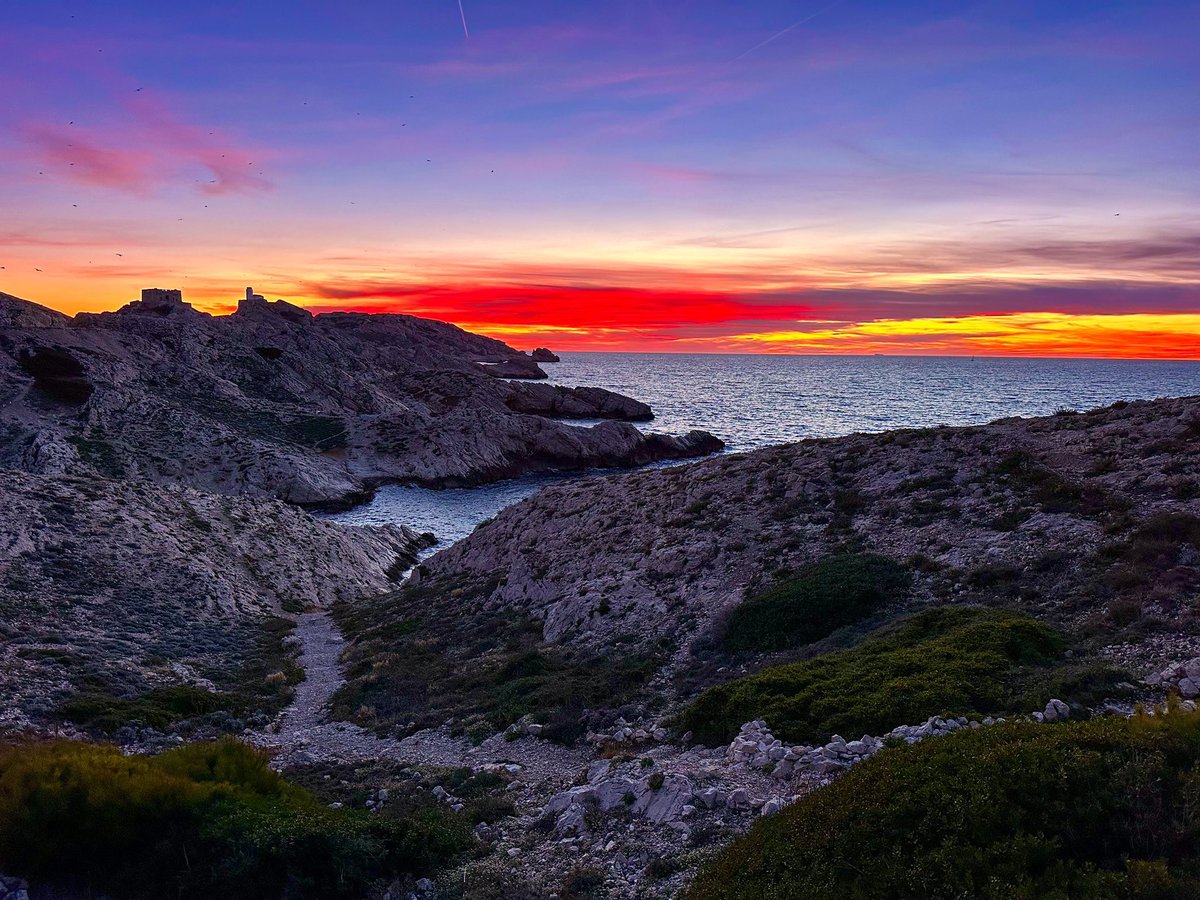 Ce rouge intense dans le ciel ! ❤️ 📍 Îles du Frioul Photo @antoinesnts