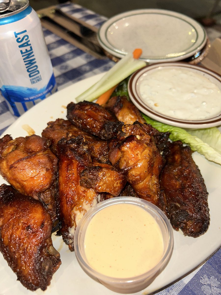 emmmaklein's tweet photo. BBQ Chicken Wings from Cowgirl, NYC: 7.4                                           📈Juicy meat and great cook            📈 Blue cheese and citrus sauce     📉Sauced before the fry https://t.co/TgDGrWYxoD