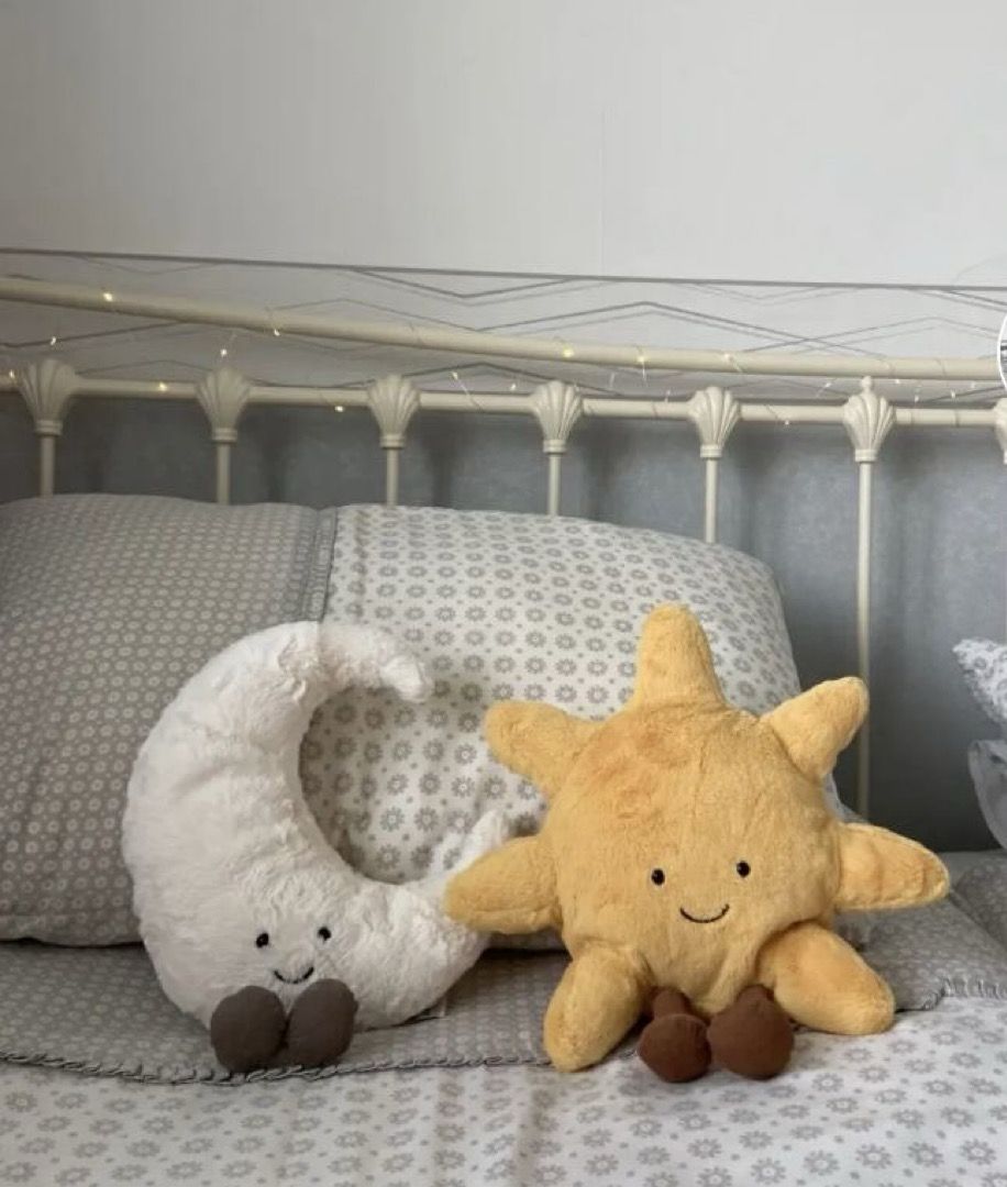 Exulansista's tweet photo. Sun and moon plushies 🌞 🌙 https://t.co/k63MSiWlWt