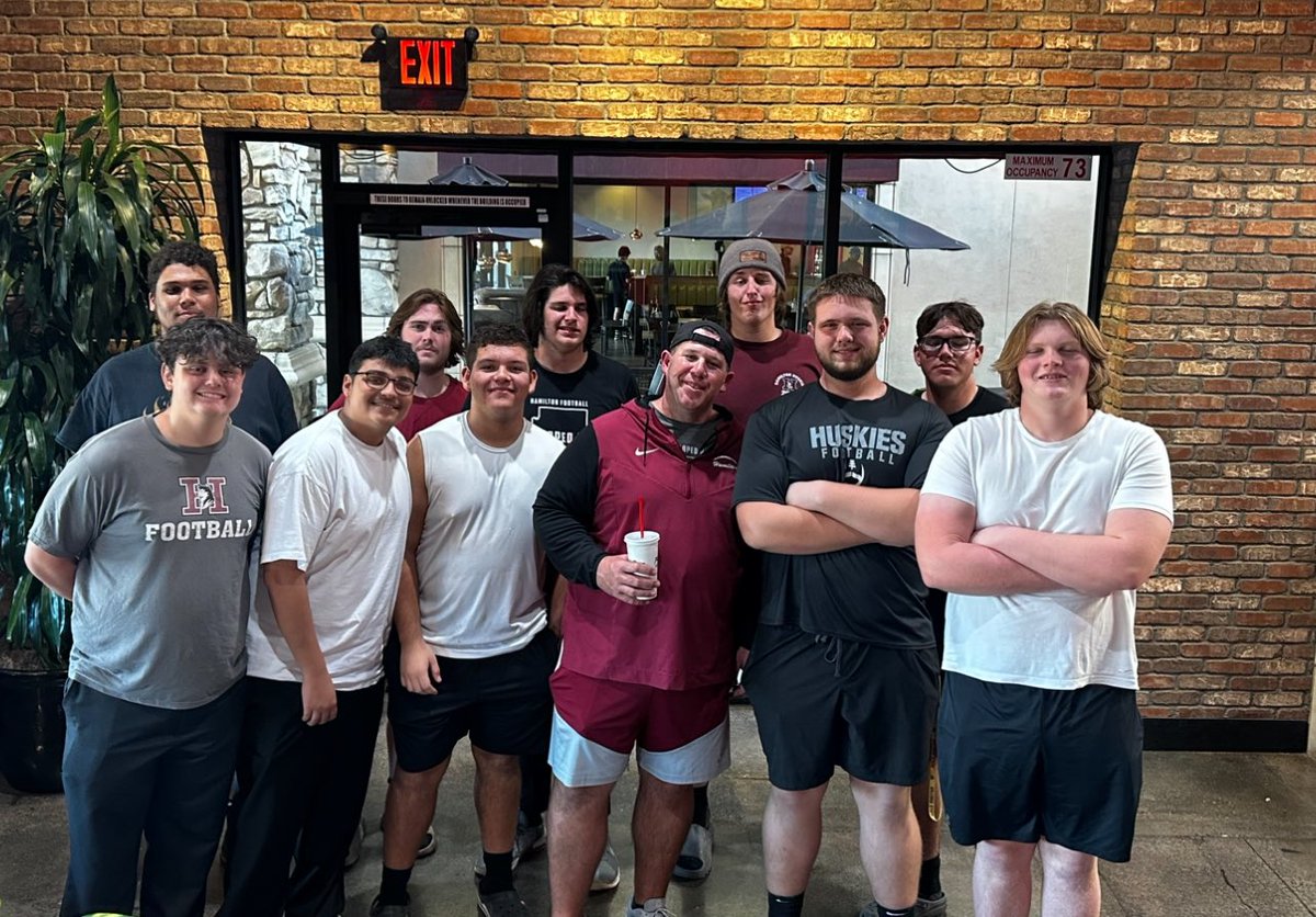 Swoll_2_'s tweet photo. To say I’m proud of these dudes would be an understatement. They progressed every game and played their best game vs Liberty. We came up short but they left it all on the field. Seniors we will miss you. Thank you @carson_keim @Diego27637339 @derekallan51 Omi, Jaylen @swoll1 https://t.co/Ulb3BqknQW