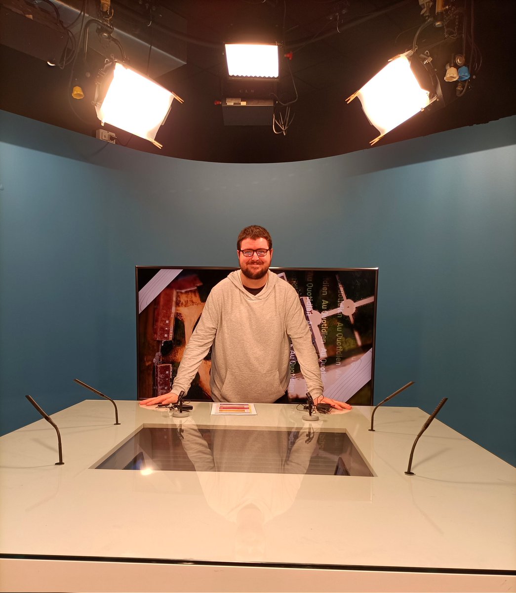 WiSTOCKER's tweet image. Futur journaliste ? Ça aurait pu être sympa, mais j'ai toujours mon projet de devenir conducteur de bus...

Petite photo prise dans le plateau du JT de @LMtvSarthe, dans le cadre des journées Portes Ouvertes ce week-end !

#Nouvellephotodeprofil