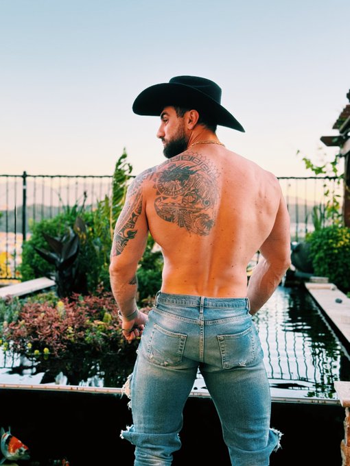 In a yeehawwww state of mind 🐴 What's your favorite campfire memory? 🏕️ https://t.co/qQ5E29nJtG<a href="/tag/crossfit"class="tags"><span>#crossfit</span></a>