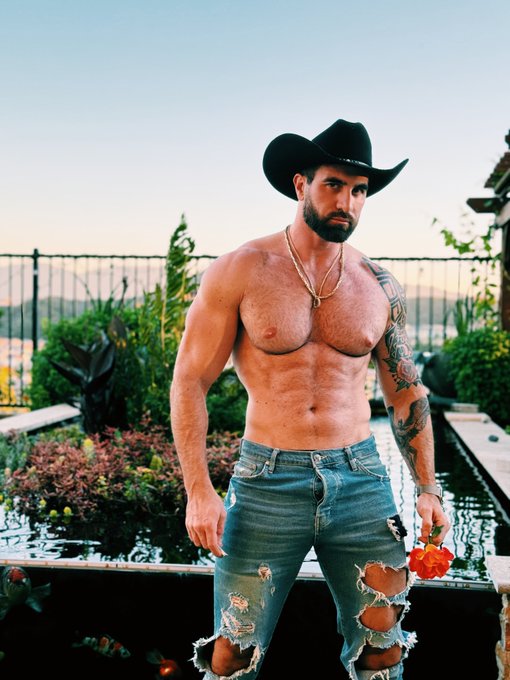 In a yeehawwww state of mind 🐴 What's your favorite campfire memory? 🏕️ https://t.co/qQ5E29nJtG<a href="/tag/crossfit"class="tags"><span>#crossfit</span></a>