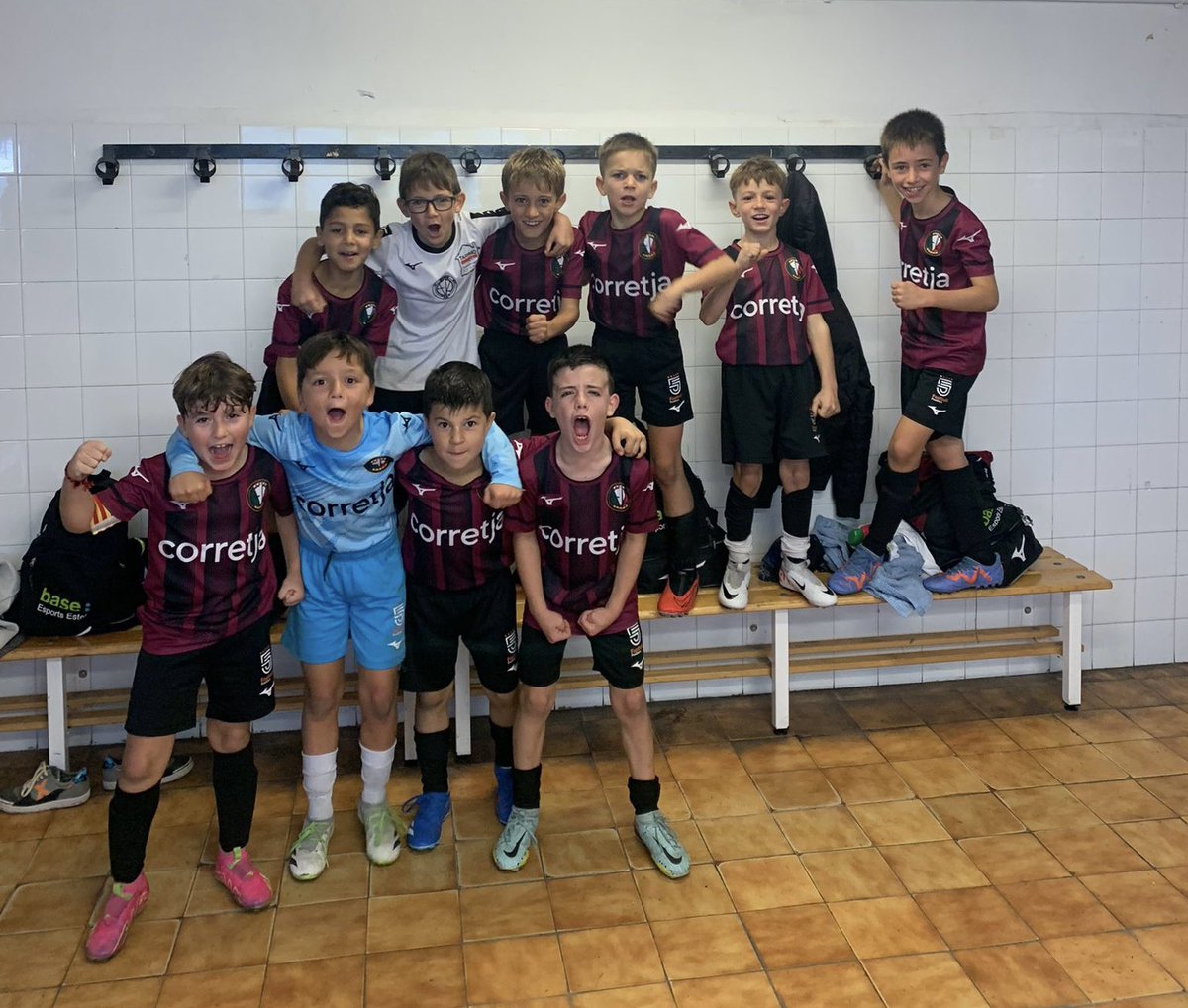 VicRiuprimer's tweet photo. 𝗥𝗘𝗦𝗨𝗟𝗧𝗔𝗧𝗦 | Futbol Base

Benjamí S9 “A”

🏆 Preferent Benjamí Grup 1 Jornada 10

@ecgranollers “A” 1 - 5 Vic Riuprimer Refo “A”

⚽️ Aniol
⚽️ Marius
⚽️ Martí
⚽️ Bruc
⚽️ P.P.

#SomhiVicRiuprimerREFO 🔴⚫️ #JuntsUnEquip #VicActivat #Osona https://t.co/lML7T16Oxe