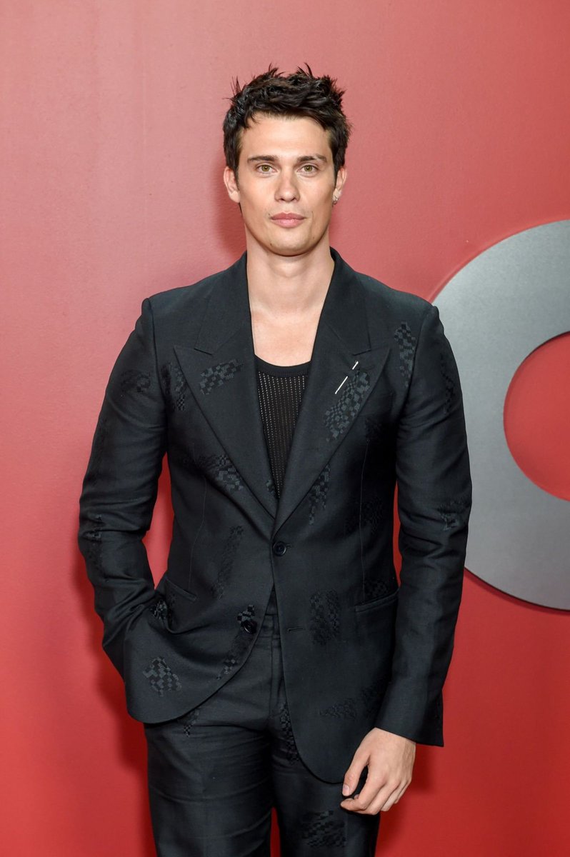 _NickGalitzine's tweet photo. 📸 Photos of @nickgalitzine attending the #GQMenoftheYear2023 Party have been added to the gallery. #NicholasGalitzine #RedWhiteAndRoyalBlue 

🔗 https://t.co/MtFxsz38M8 https://t.co/9vEaEHPB1g