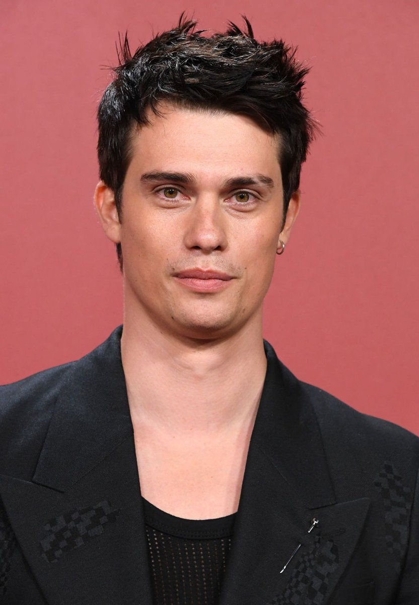 _NickGalitzine's tweet photo. 📸 Photos of @nickgalitzine attending the #GQMenoftheYear2023 Party have been added to the gallery. #NicholasGalitzine #RedWhiteAndRoyalBlue 

🔗 https://t.co/MtFxsz38M8 https://t.co/9vEaEHPB1g