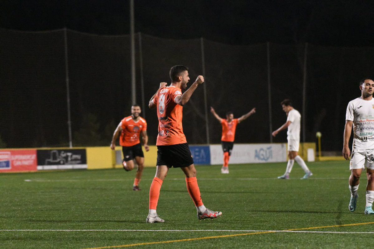 SE_Pindependent's tweet photo. GOL GOOL GOOOL GOOOOL 
⏱️ 81’ | 3-1 

J12  🆚 @pen
🏆 #SegundaRFEF | Grupo 3

⚽️ de Samu Pinto 

#amuntPenya #forçaPenya 💪🏻🖤🧡 https://t.co/2qIyYHqeam